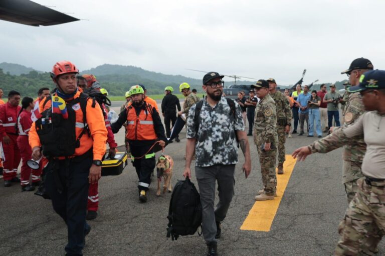 Rescatistas rumbo a Venezuela para búsqueda de sobrevivientes tras terremoto