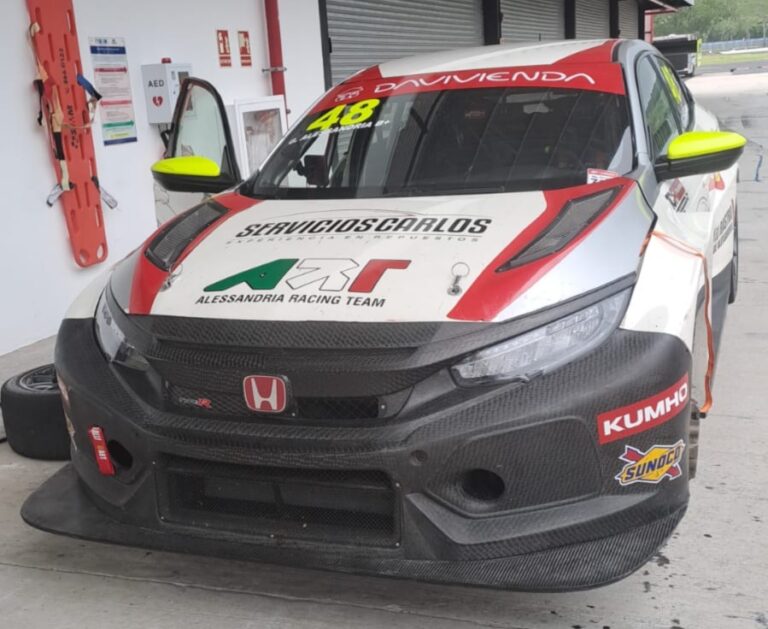 Alessandria y Salernorodaron al volante de un Honda Civic en el Autódromo Panamá