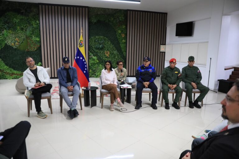 Presidenta de Venezuela recibe a rescatistas panameños