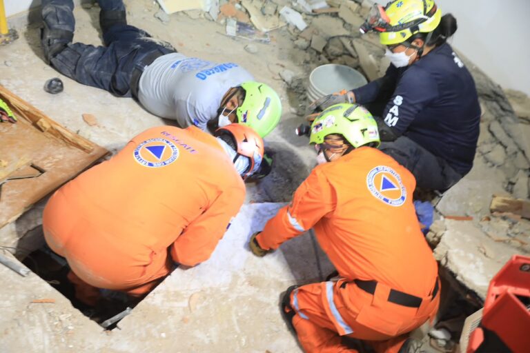 Rescatistas panameños con máximos esfuerzos para encontrar sobrevivientes de terremotos