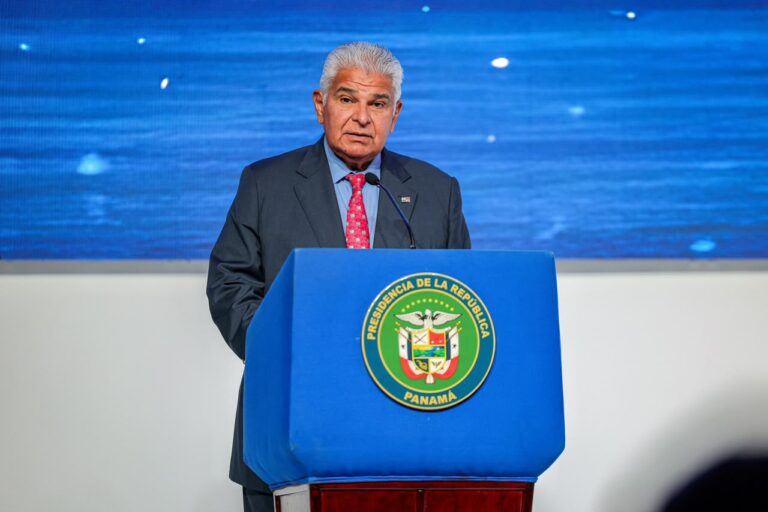 Mulino participa en toma de posesión del presidente de Colombia