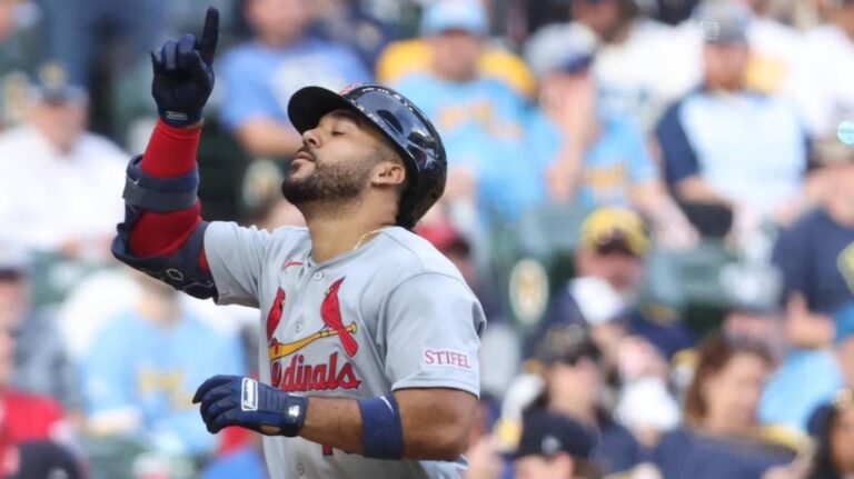 Leonardo Bernal sacude las Grandes Ligas y cierra su debut con broche de oro