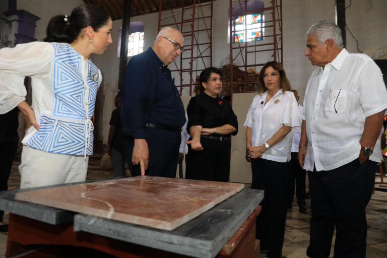 Mulino inspecciona avances de restauración de la Iglesia de San Felipe en Portobelo