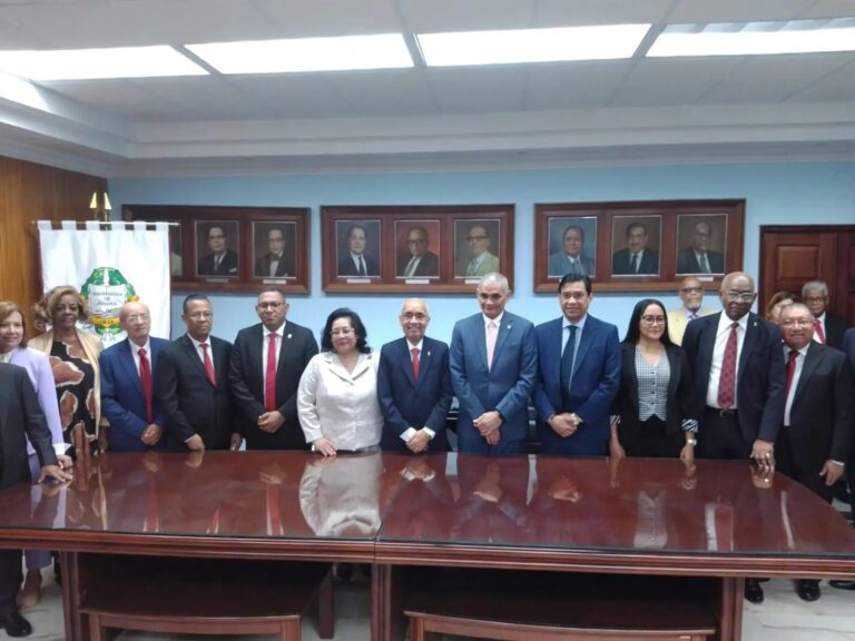 Rector Moreno instala su equipo de autoridades y los exhortó a no trabajar como islas